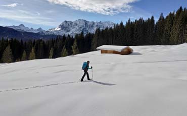 Schneeschuhwanderer in den Alpen