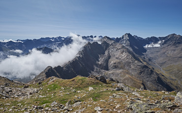 Blick auf die Sellrainer Berge in Tirol mit Wolken über den Gipfeln