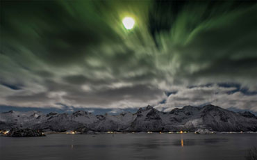 Küste in der Polarnacht am Polarkreis in Nordnorwegen