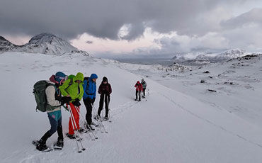 Gruppe Schneeschuhgeher am Polarkreis in Nordnorwegen