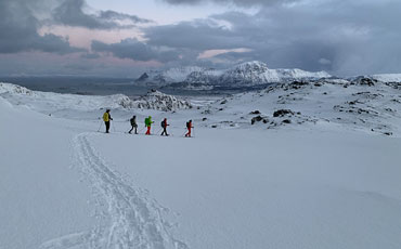 Gruppe Schneeschuhgeher am Polarkreis in Nordnorwegen