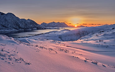Sonnenaufgang am Ende der Polarnacht auf den Lofoten, Norwegen