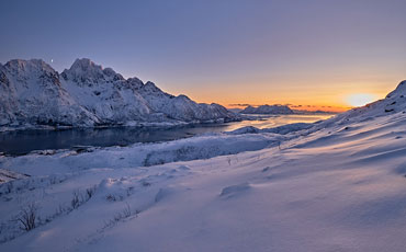 Sonnenaufgang am Ende der Polarnacht auf den Lofoten, Norwegen