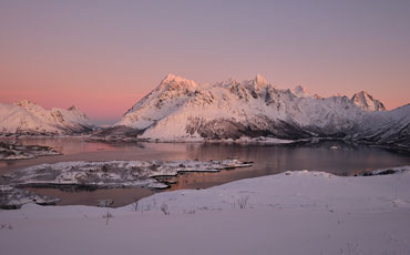 Sonnenaufgang am Ende der Polarnacht auf den Lofoten, Norwegen