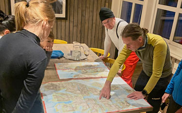Tourbesprechung mit Gästen und Landkarte