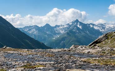 Gebirgsbach und Bergpanorama