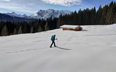 Schneeschuhwanderer in den Alpen
