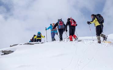 Gruppe Schneeschuhwanderer in den Alpen