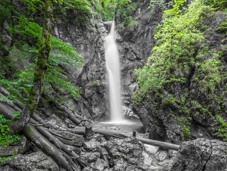 Wasserfall im Wald