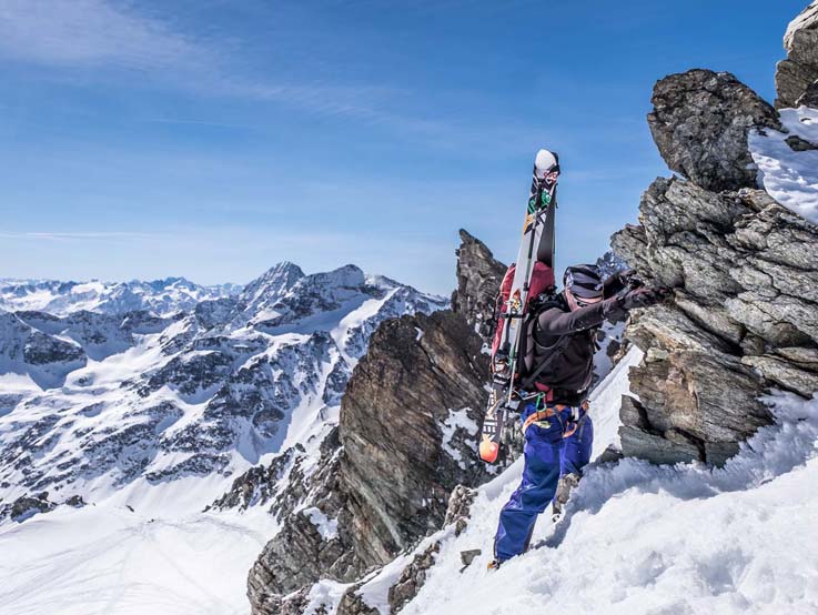 Skibergsteiger im Schnee und Fels