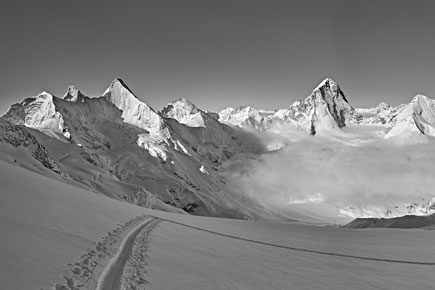 Tief verschneite Schweizer Alpengipfel