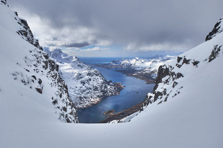 Norwegischer Fjord tief verschneit im Polarkreis